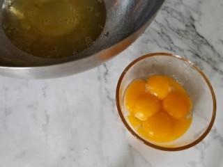 1、古早巧克力豆蛋糕????,将蛋白和蛋黄分离，注意蛋白中不要有蛋黄和水