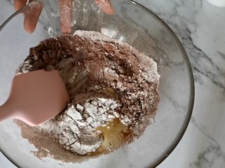 3、古早巧克力豆蛋糕????,面粉过筛到热油里，注意不要办拌太多次