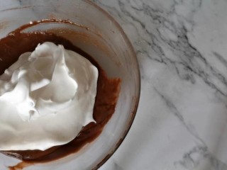 11、古早巧克力豆蛋糕????,将1/3的蛋白糊挖到蛋黄糊中拌匀