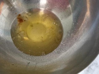 10、古早巧克力豆蛋糕????,将蛋白中加入香草精和柠檬汁，打发至湿性发泡这一部我前面的戚风蛋糕有提过，可以参考一下哈