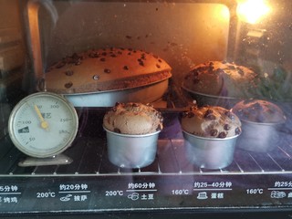 15、古早巧克力豆蛋糕????,上下火150度烘烤，50到60分钟