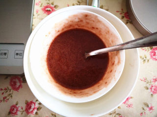 3、樱桃慕斯,取一部分樱桃果泥加入鱼胶粉隔水将其完全融化，如果热水不加热需要中间更换几次热水，融化后再倒入剩余樱桃果泥中拌匀，