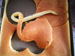 7、樱桃慕斯,慕斯圈放在六寸披萨盘里，取出一片蛋糕片放在慕斯圈底部，再把其余两片蛋糕片用手撕去一圈，大约1厘米的宽度，