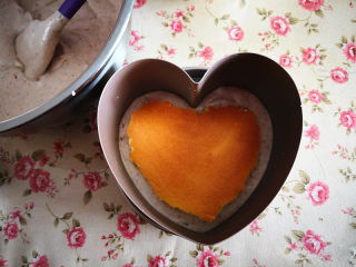 8、樱桃慕斯,倒入一部分慕斯液，再放入一片蛋糕片，