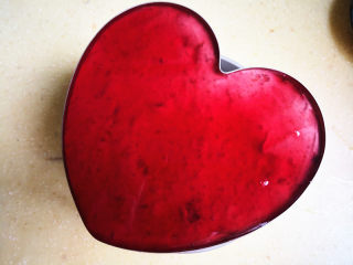 11、樱桃慕斯,镜面材料稍凉一凉，取出冷藏好的蛋糕，倒在上面，再次入冰箱冷藏，这里冷藏了一晚上，