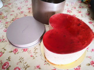 13、樱桃慕斯,取出冷藏好的慕斯蛋糕，准备脱模，蛋糕底部是蛋糕片先用牙签把蛋糕片的四周松动一下，再用电吹风在慕斯模具四周吹1分钟左右，轻松取出模具，