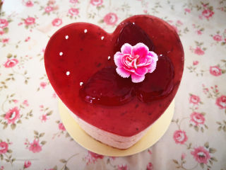 14、樱桃慕斯,最后把叶子，糖珠和鲜花装饰在蛋糕上，樱桃慕斯蛋糕就完成了。