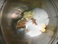 1、花生曲奇,黄油和花生酱软化，加入细砂糖。（冬天温度低，用微波炉加热20s即可）