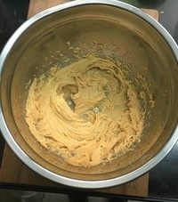 2、花生曲奇,用电动打蛋器打发，然后加入全蛋液混合均匀
