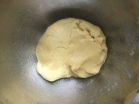 3、花生曲奇,筛入低筋面粉、泡打粉、小苏打粉，用刮刀拌匀成面团