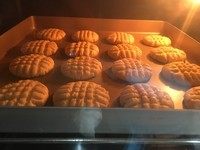 4、花生曲奇,用小勺将面团均分成10克左右小团后揉成球状，再用手掌轻轻将小面团压平，排列在烤盘上，用叉子前端在上表面压成格子纹