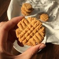 5、花生曲奇,烤箱165度烤20分钟左右，直到表面上色即可！