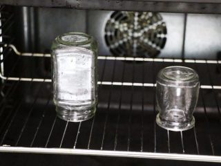 1、蓝莓果酱,准备开始制作之前，要把果酱瓶清洗干净，确保无油，然后进行消毒。【果酱瓶消毒是果酱得以长时间保存的关键之一】方法有两种：①把玻璃瓶放进去烤箱中