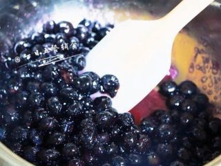 3、蓝莓果酱,砂糖慢慢融化，蓝莓里的汁水就出来了，下图为开火2分钟后。