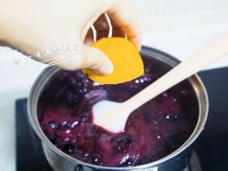 5、蓝莓果酱,等砂糖完全融化后，把半个柠檬汁都挤进去了（也可提前挤好）。靠柠檬汁来调节果酱的酸甜度。