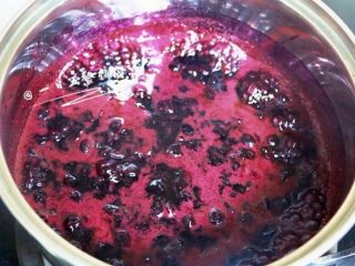 6、蓝莓果酱,熬煮过程中，会有浮沫出现，用细网勺撇掉这些浮沫，这样做出来的果酱才不会涩，颜色好看。