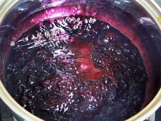 7、蓝莓果酱,大部分都撇掉就可以了，有少一点点不要紧。