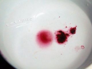 8、蓝莓果酱,从进过锅熬煮到现在10分钟过去了。关火。在小碗里装些清水，滴入一滴果酱，如果滴进去的果酱化开了，就说明还没熬煮好（下图左边就化开了）。开火，