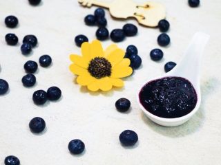 11、蓝莓果酱,冷却后放入冰箱。