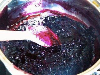 9、蓝莓果酱,这个时候可以尝一下果酱的味道，如果甜了，还可以加入一点点柠檬汁调味。