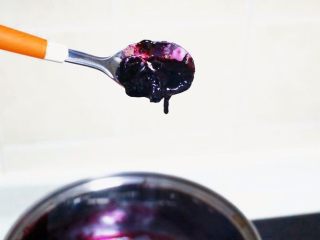 10、蓝莓果酱,果酱煮好之后，要马上趁热装入刚才已经消毒好的玻璃瓶里面，然后用一块布包着扭紧瓶盖，马上倒扣放在架子或者桌子上，这个时候果酱在凝胶，以及在杀死