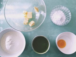 1、抹茶猕猴桃小饼干,准备好材料。低粉和抹茶过筛备用