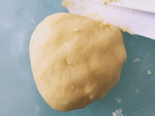 7、抹茶猕猴桃小饼干,加入低粉和成面团