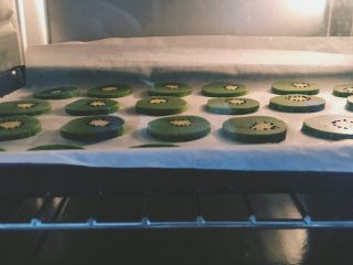 13、抹茶猕猴桃小饼干,烤箱预热170度，上火150度，下火120度，中层大约烤15min，临出炉前迅速加盖锡纸防止上色过深～