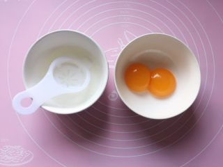 1、百变鸡蛋+蛋黄溶豆,先将蛋黄与蛋白分开。