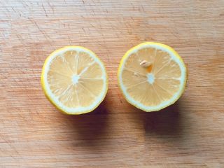 3、百变鸡蛋+蛋黄溶豆,将柠檬对半切开。