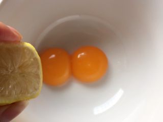 4、百变鸡蛋+蛋黄溶豆,在蛋黄中挤几滴柠檬汁。