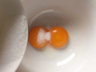5、百变鸡蛋+蛋黄溶豆,加入绵白糖。