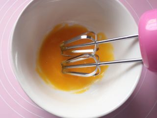 6、百变鸡蛋+蛋黄溶豆,用电动打蛋器稍搅拌一下。