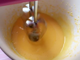 7、百变鸡蛋+蛋黄溶豆,然后中速打发。