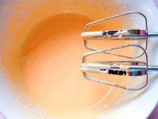 8、百变鸡蛋+蛋黄溶豆,打发好的蛋黄颜色微微发白,体积膨松。