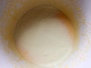 9、百变鸡蛋+蛋黄溶豆,筛入奶粉。