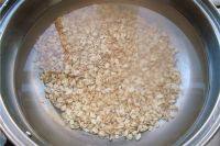 3、苹果燕麦粥,锅内加水，放入洗净的燕麦片