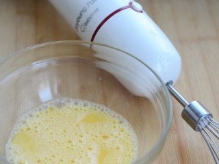 1、宝宝磨牙棒,鸡蛋用料理棒打散