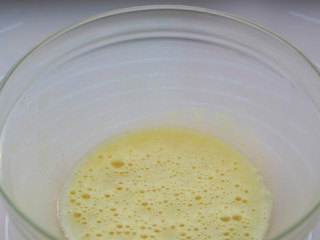 3、宝宝磨牙棒,黄油里分次加入蛋液，打匀