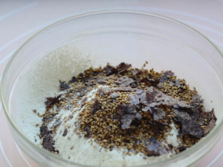 4、宝宝磨牙棒,筛入糖粉、盐、低粉。放入芝麻、撕碎的海苔