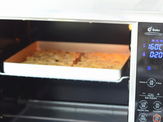 8、宝宝磨牙棒,烤箱预热160度，中层，上下火烤20分钟。熄火后用余温烘20分钟后再取出