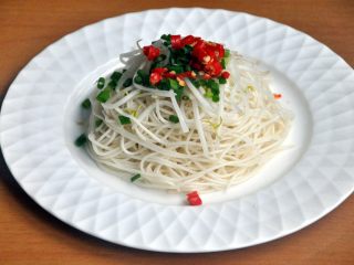 12、龙须凉面,撒上葱花和辣椒。