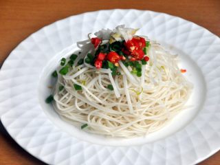 13、龙须凉面,舀两勺姜蒜水。