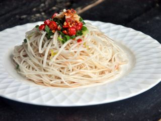 16、龙须凉面,撒上少量白糖。