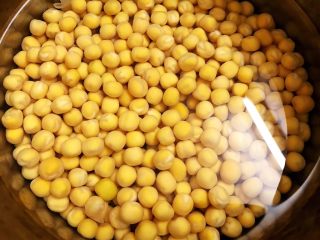 1、重庆小面之最爱豌杂面,干豌豆淘洗干净后，加水放入冰箱冷藏泡一夜