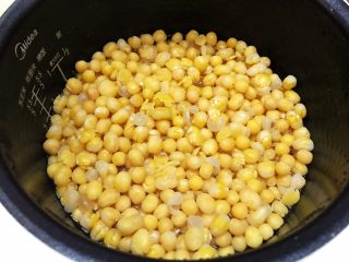 2、重庆小面之最爱豌杂面,泡好后放入电饭锅里用粥汤功能煮2个小时至酥烂，也可以用压力锅更省时