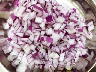 4、重庆小面之最爱豌杂面,洋葱切小丁