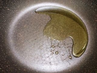 5、重庆小面之最爱豌杂面,锅里放入油，油阳稍微多一点