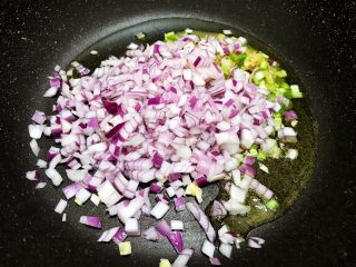 6、重庆小面之最爱豌杂面,油热后加入葱姜蒜，洋葱炒香