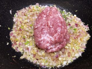 7、重庆小面之最爱豌杂面,炒至洋葱变透明后加入猪肉馅快速翻炒让肉馅散开